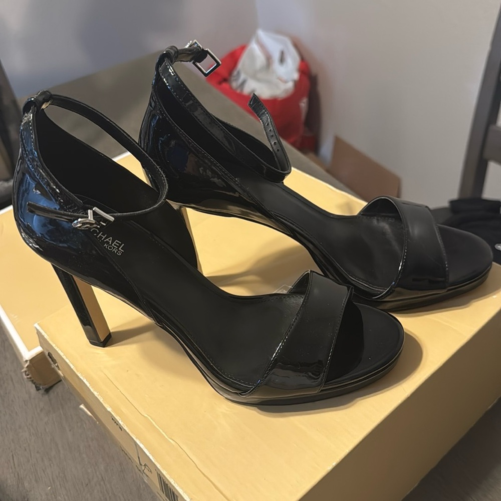 Black Michael Kors heals